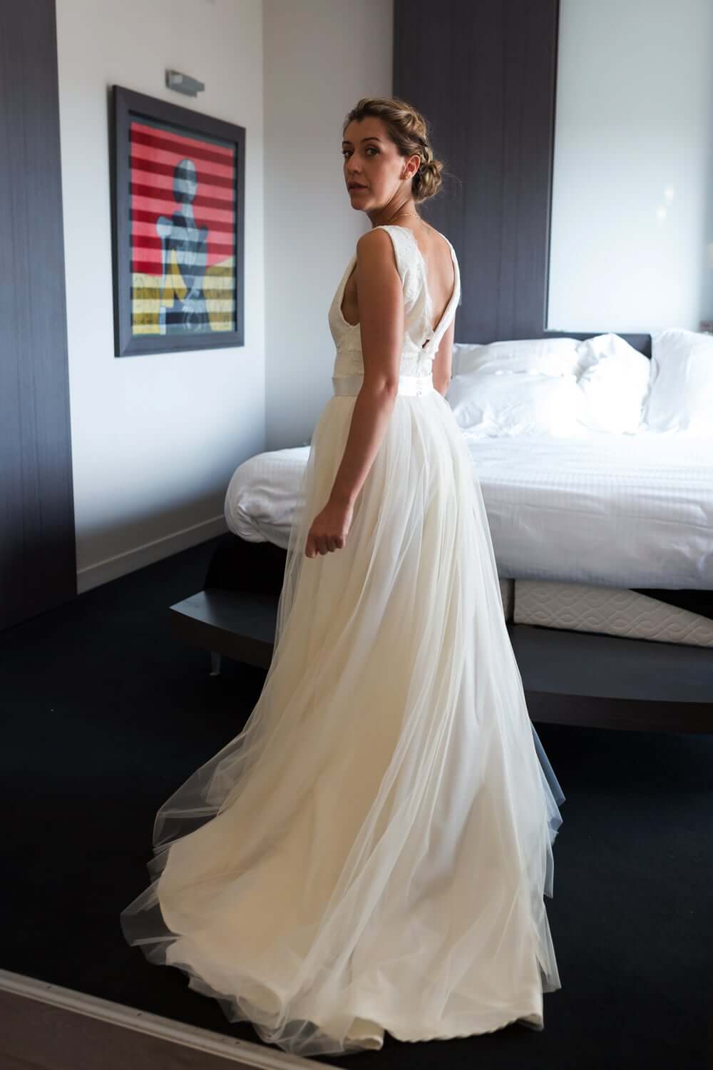 Robe de Mariée Longue dans la chambre d'hôtel